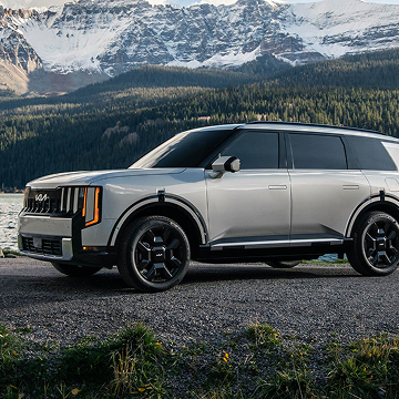 20-in. gloss black wheels shown on the SX Prestige in Ivory Silver.